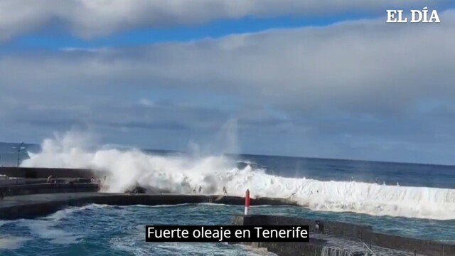 8일 스페인령 테네리페섬 북부 푸에르토 데라 크루스에 대형 파도가 덮치는 모습. 방파제에서 미처 대피하지 못한 사람들이 바다에 휩쓸렸다. 테네리페 지역 언론 엘 디아(El Dia)