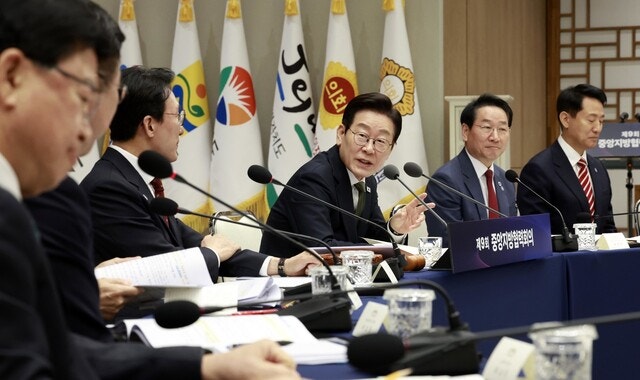 이 대통령 “내년도 예산안은 <b>지방</b> 우선…공공기관 이전 박차”