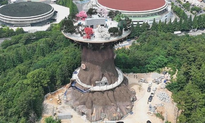 흉물로 지적된 창원시 조형물 빅트리. 창원시청 누리집