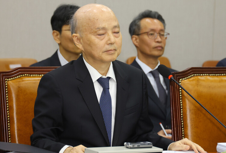 안창호 국가인권위원장이 5일 국회에서 열린 국회운영위원회 인권위 등에 대한 국정감사에서 의원의 질문을 듣고 있다. 윤운식 선임기자 yws@hani.co.kr