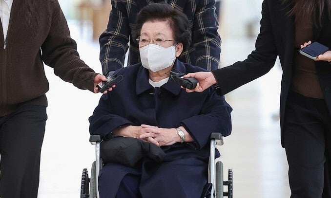 <b>이배용</b>, 김건희 특검 재출석…진관사 회동·<b>금거북이 인사청탁</b> ‘묵묵부...