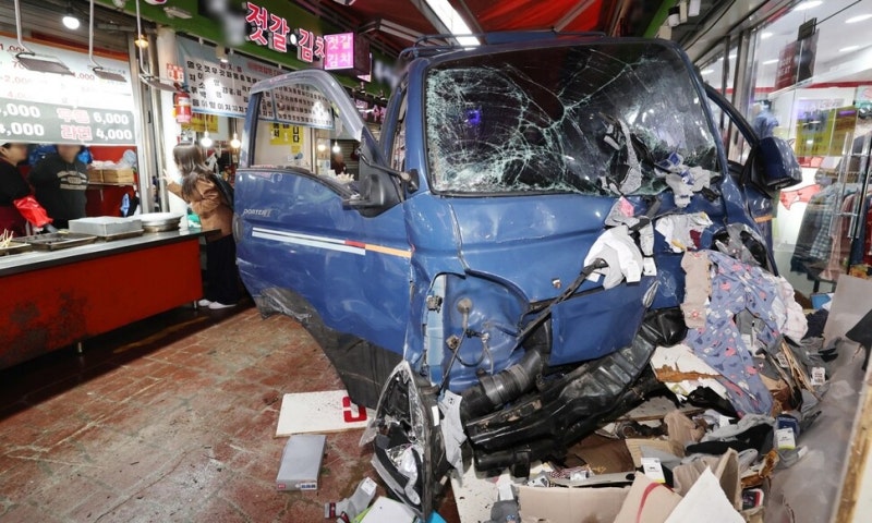 [속보] <b>부천 시장</b>서 <b>트럭</b> 150m <b>돌진</b>, 2명 사망…60대 운전자 체포