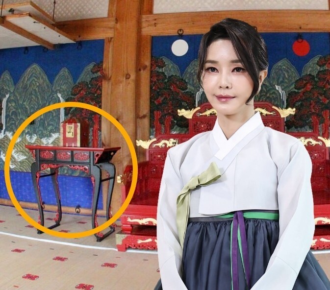 노란색 원 안은 경복궁 건청궁 장안당 대청마루에 놓여있는 보안(탁자)과 보함. 윤석열 전 대통령 때인 2023년 3월 관저로 옮겨진 왕실 공예품들과 같은 모습이다. 오른쪽은 김건희 여사 사진을 합한 것. 연합뉴스,