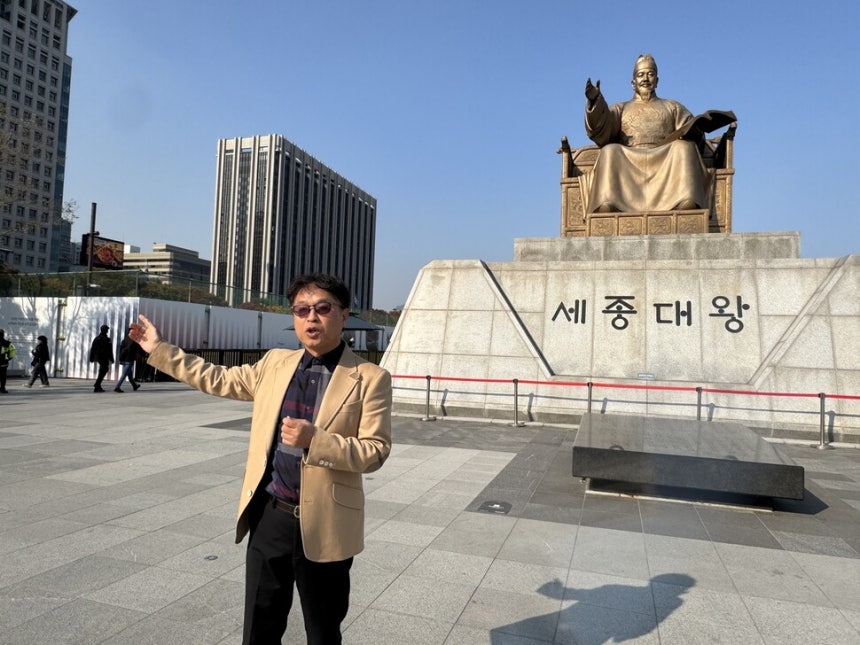 이건범 한글문화연대 대표가 지난 4일 광화문 광장의 세종대왕 동상 옆에 들어서는 ‘감사의 정원’에 ‘받들어총’ 모양의 조형물이 세워지는 것을 비판하고 있다. 장수경 기자