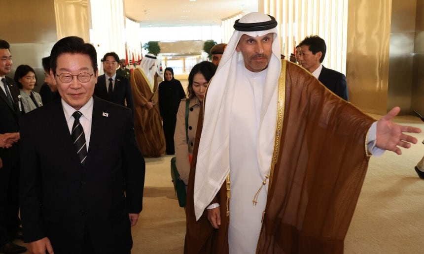 아랍에미리트(UAE)를 국빈 방문하는 이재명 대통령이 17일(현지시각) 아부다비 왕실공항에 도착해 안내받고 있다. 연합뉴스