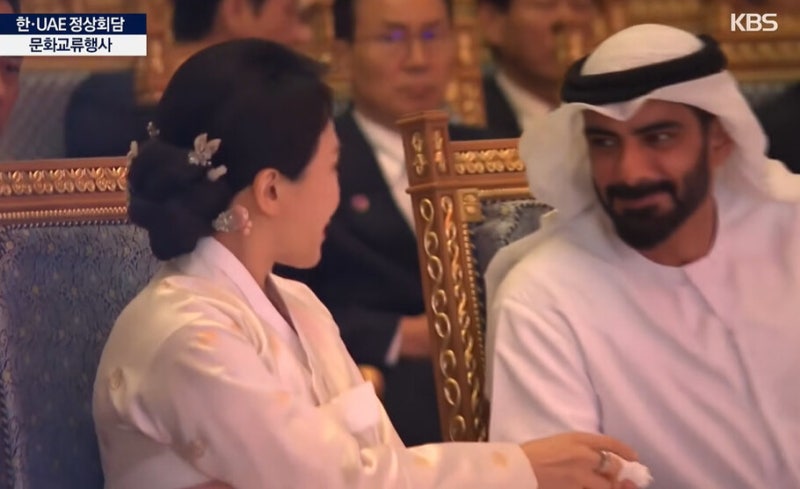 ‘그리운 금강산’ 듣다 <b>눈물</b>…<b>김혜경 여사</b>에 휴지 건넨 UAE 인사