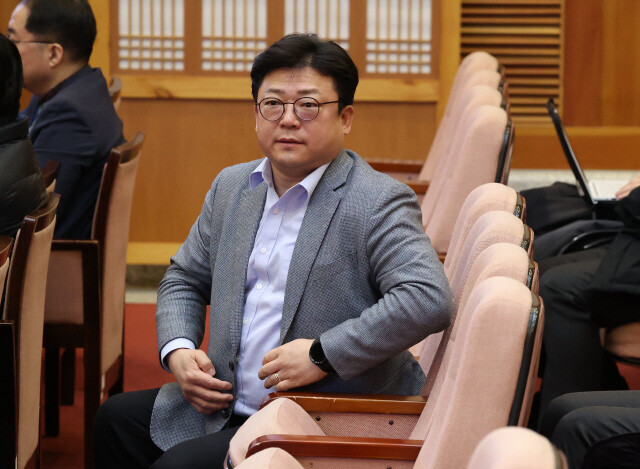 강명구 국민의힘 의원이 지난 2월13일 서울 종로구 헌법재판소에서 열린 윤석열 대통령 탄핵 심판 8차 변론기일에 참석해 변론 시작을 기다리고 있다. 사진공동취재단