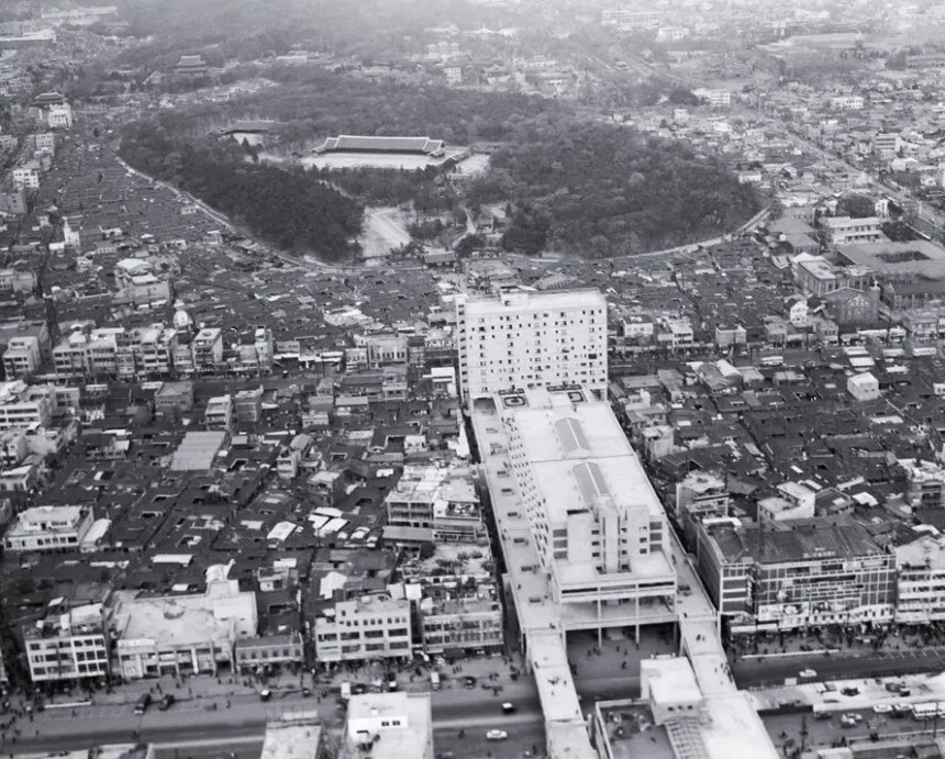 1970년대 서울 종묘 일대와 세운상가의 모습.한겨레 자료사진
