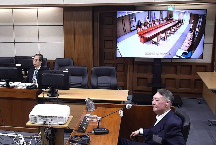 윤석열 전 대통령이 19일 서울 서초구 서울중앙지방법원에서 열린 한덕수 전 국무총리의 내란 재판에 증인으로 출석해 증거 CCTV 영상을 지켜보고 있다. 서울중앙지법 제공