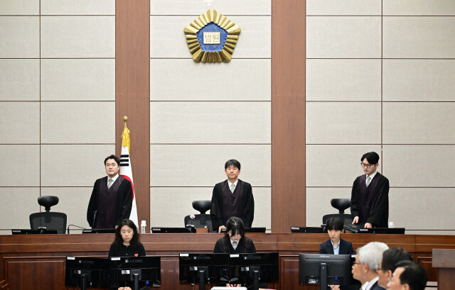 지귀연 부장판사(가운데)가 윤석열 전 대통령의 내란 우두머리 혐의 재판을 하기 위해 지난 4월21일 서울중앙지법 417호 법정으로 들어오고 있다. 사진공동취재단