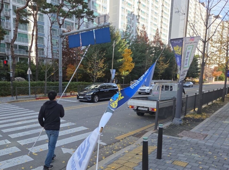 ‘정치 펼침막 없는 나라’ 만들자는 민주 이광희…“저부터 철거”