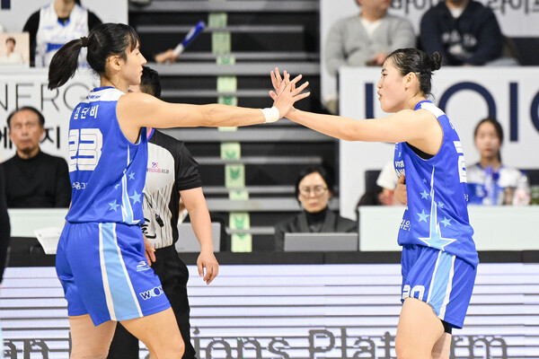 ‘이명관 21득점’ 우리은행, 신한은행 꺾고 WKBL 개막 2연패 뒤 ‘첫승’