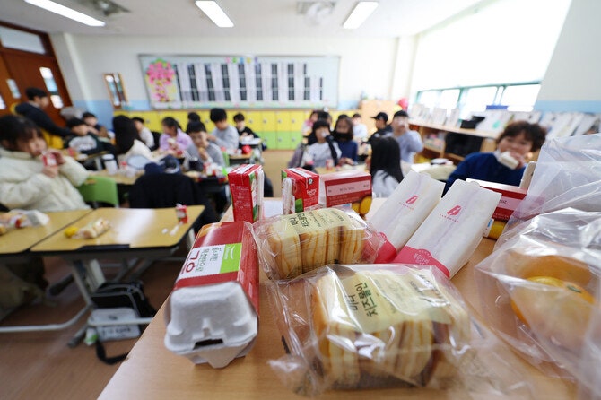 어른보다 나은 아이들…“빵 먹어도 괜찮아, 조리선생님 처우 개선해 줘요”
