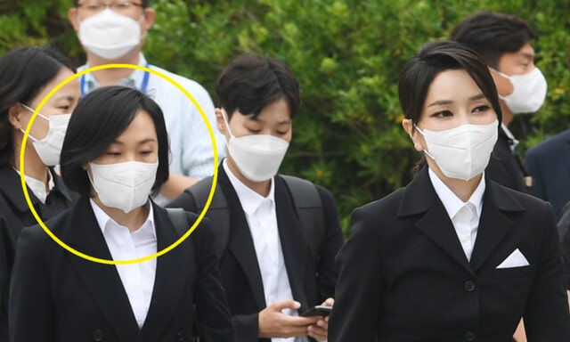 [단독] 샤넬가방 교환한 김건희 비서 수첩에 ‘804만원 블랙’‘730만원 화이트’