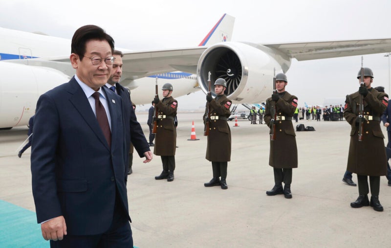 이 대통령 “<b>남북</b> 완전 단절…바늘구멍이라도 뚫어야”