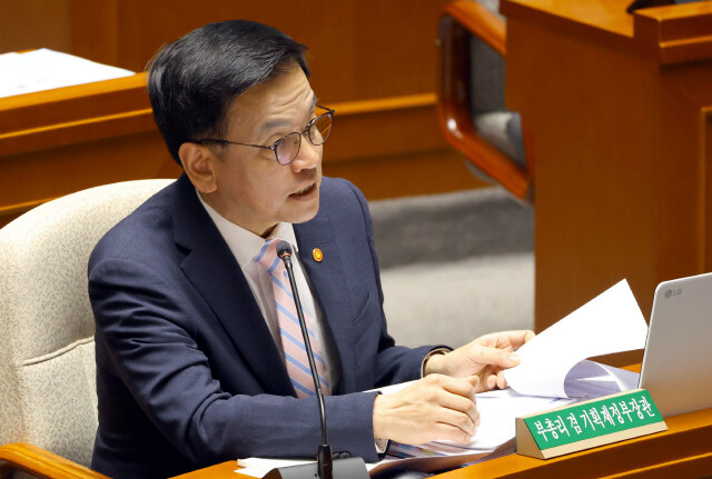 최상목 전 경제부총리 겸 기획재정부 장관이 4월29일 오전 국회에서 열린 예산결산위원회 전체회의에 참석해 의원들의 질문에 답변하고 있다. 윤운식 선임기자 yws@hani.co.kr