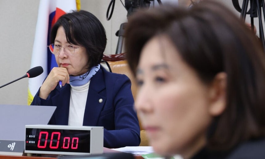 추미애 국회 법제사법위원장이 26일 서울 여의도 국회에서 열린 법제사법위원회 전체회의에서 나경원 국민의힘 의원의 질의를 듣고 있다. 연합뉴스