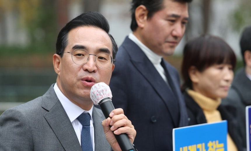 박홍근 더불어민주당 의원이 26일 서울시청 앞에서 내년 6월3일 치러지는 서울시장 선거 출마 선언을 하고 있다. 연합뉴스