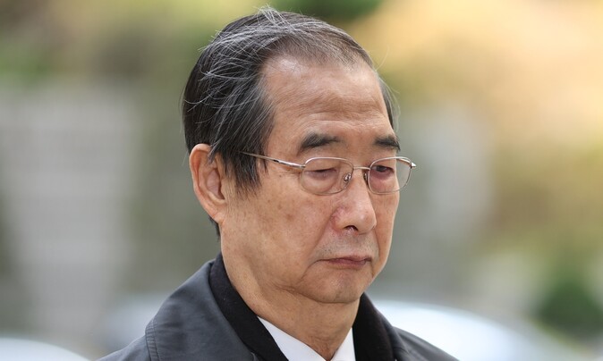 내란 우두머리 방조 혐의 등을 받는 한덕수 전 국무총리가 17일 서울 서초구 서울중앙지법에서 열린 내란 우두머리 방조 및 위증 등 혐의 사건 1심 속행 공판에 출석하고 있다. 연합