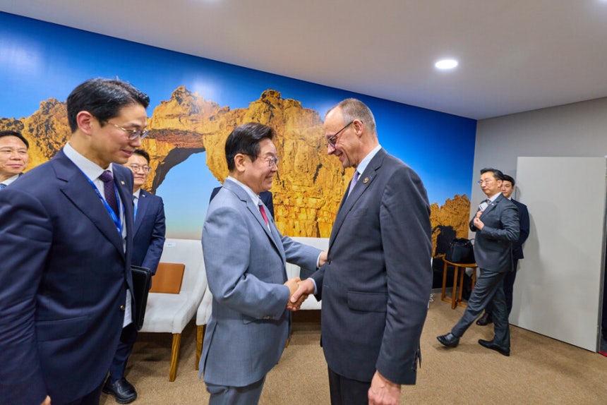 이재명 대통령과 프리드리히 메르츠 독일 총리가 22일(현지시간) 남아프리카공화국 요하네스버그 나스렉 엑스포센터에서 열린 정상회담에서 악수하고 있다. 연합뉴스