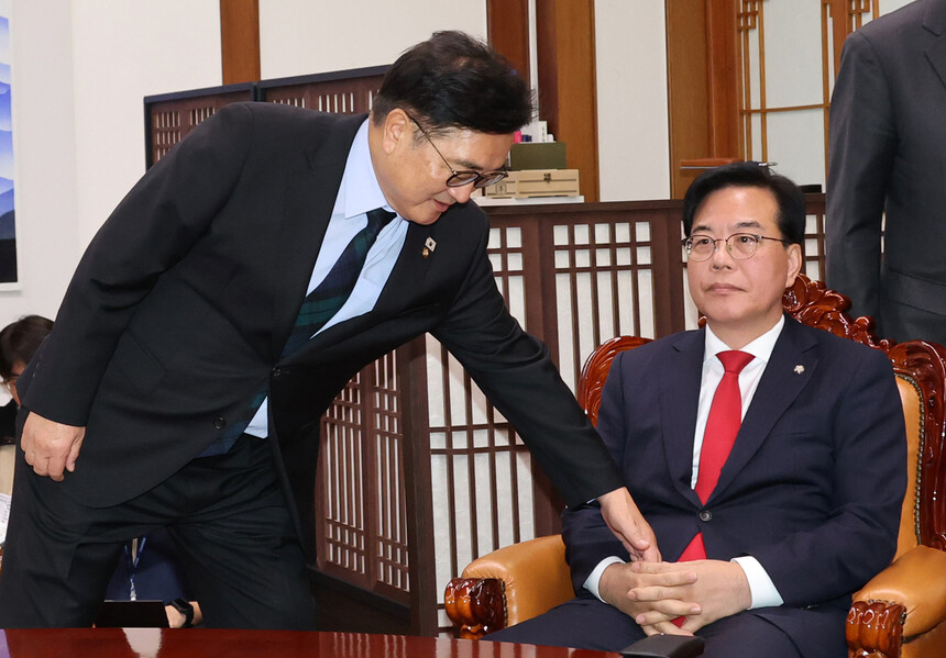 국회 회동 기념사진 안 찍겠다고 버티던 송언석 의원, 결국 우원식 의장 손에 이끌려 찍은 썰 ㅋㅋㅋ