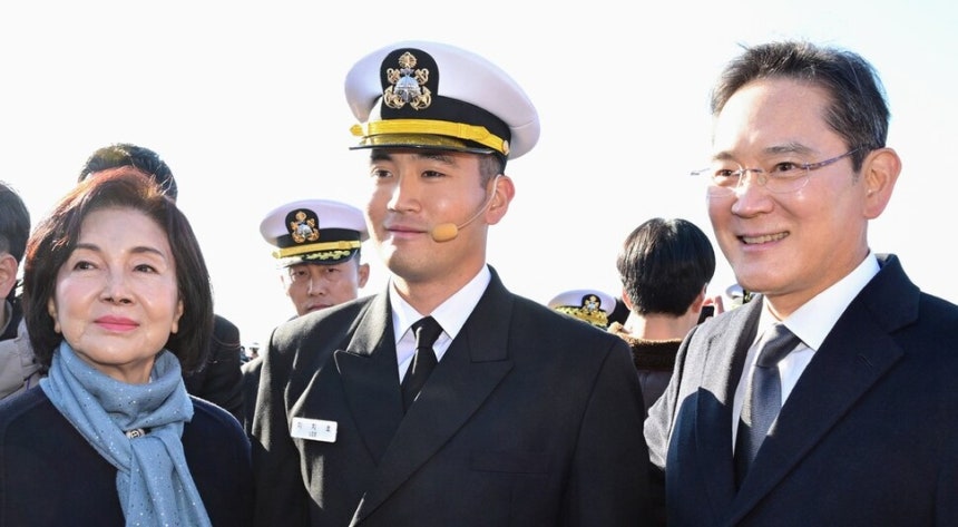 이재용 삼성전자 회장(오른쪽)과 홍라희 리움미술관 명예관장(왼쪽)이 28일 오후 경남 창원시 진해구 해군사관학교 연병장에서 열린 제139기 해군·해병대 사관후보생 수료 및 임관식에