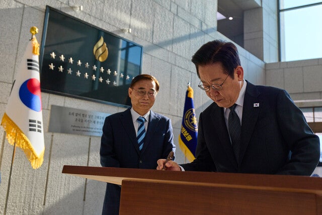 이 <b>대통령</b>, 조태용 기소된 날 첫 <b>국정원</b> <b>방문</b>…“역량 악용 서글퍼”