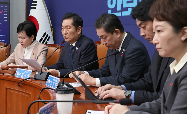 지난 28일 국회에서 열린 더불어민주당 최고위원회의 모습. 왼쪽부터 전현희 최고위원, 정청래 대표, 김병기 원내대표, 한준호·이언주 최고위원. 윤운식 선임기자 yws@hani.co.kr