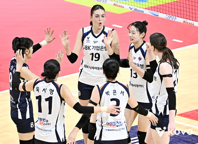 기업은행, 7연패 뒤 2연승 반전…OK저축은행 부산 만원 관중 앞 연승