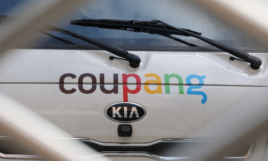 Vehicles are parked at a Coupang parking lot in Jung-gu, Seoul, on the afternoon of the 30th of last month. Coupang announced that 33.7 million customer accounts' personal information was confirmed to have been leaked. Reporter Choi Hyun-soo emd@hani.co.kr