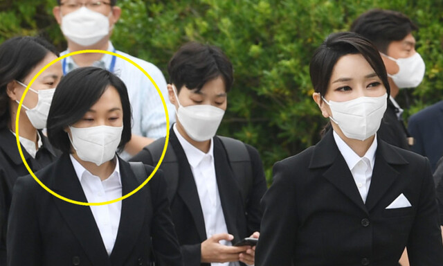 2022년 6월13일 윤석열 전 대통령의 부인 김건희 여사가 경남 김해시 진영읍 봉하마을 고 노무현 전 대통령 묘역을 찾아 참배할 당시 수행비서 유경옥 전 대통령실 행정관(맨 왼쪽), 정지원 전 행정관(오른쪽)이 동