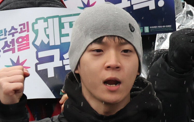 계엄 그날 ‘국회1문’ 지킨 시민 “경찰 사이로 의원 미친듯이 끌어당겼다”