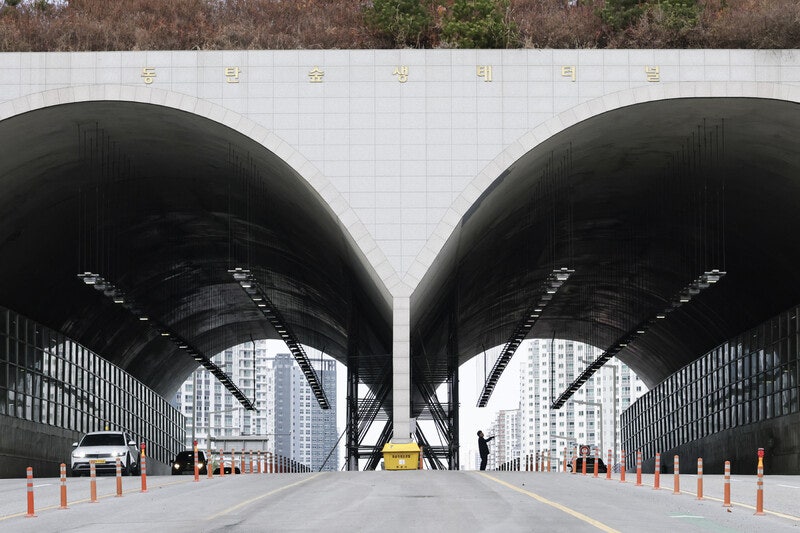화성시, ‘벽면 <b>균열</b>’ <b>동탄숲 생태터널</b> 내일부터 전면 통제