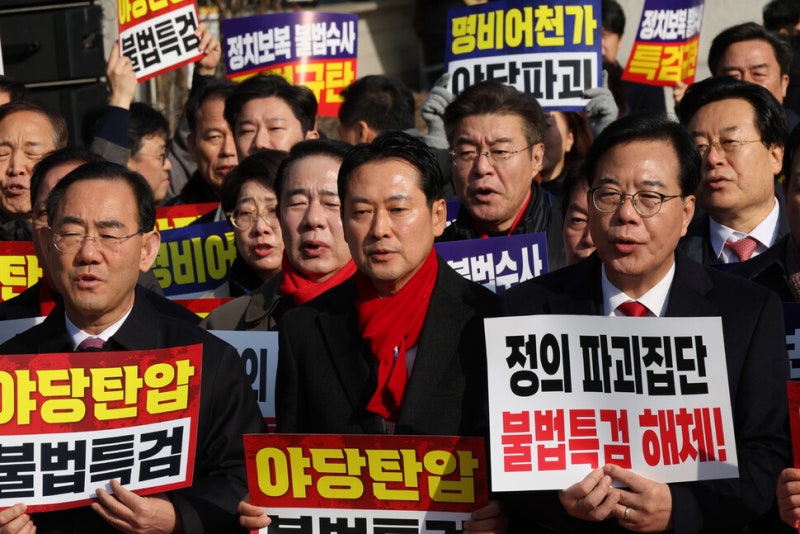 국힘서 “계엄 사과” 목소리 빗발쳐도…지도부는 ‘강성층 눈치’ 침묵