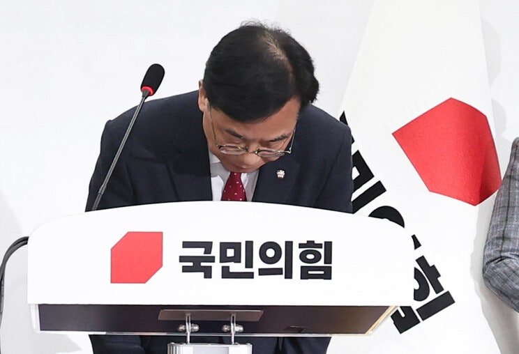 ‘내란 1년’ 고개 숙인 송언석 “<b>계엄</b> 막지 못해 <b>국민</b>께 <b>사과</b>”