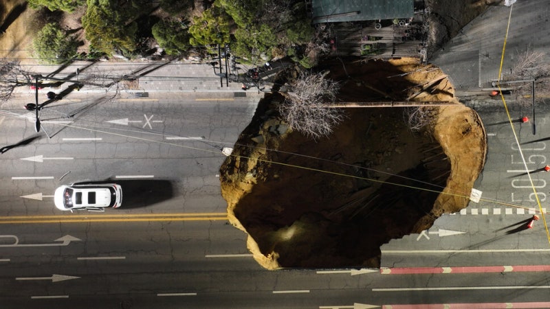 투잡 라이더 목숨 삼킨 깊이 16m ‘명일동 땅꺼짐’…역시 ‘인재’였다