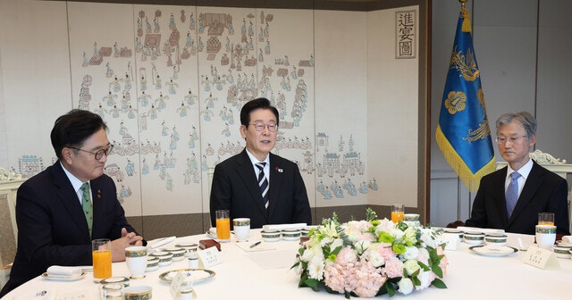 이 대통령 “헌정질서” 강조하자, 조희대 “사법개혁 신중히”