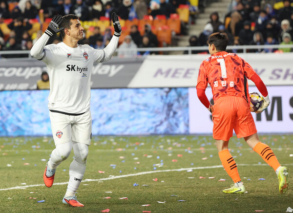 조나탄 페널티킥 결승골…제주, 승강전 1차전서 수원에 1-0 승