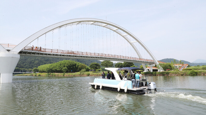 지난 6월27일 울산시가 태화강에 시범 운항한 폰툰보트. 울산시 제공