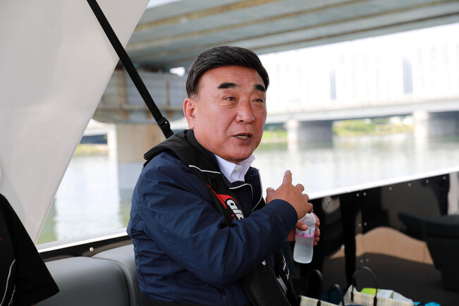 지난 6월27일 울산시가 태화강에 시범 운항한 폰툰보트에 탑승한 김두겸 울산시장. 울산시 제공