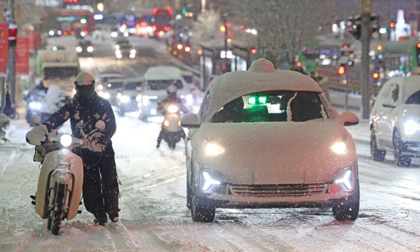 어제 서울 첫눈 대설주의보에 퇴근길 지옥이었네 다들 조심