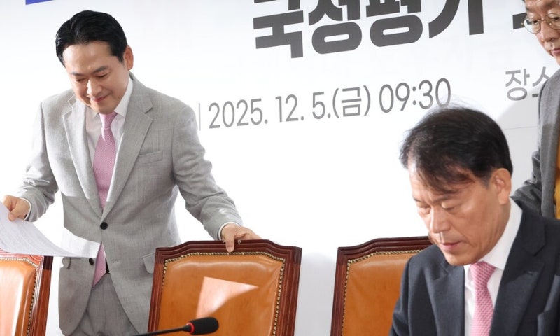 “똥 묻은 개”…찐윤마저 면전서 ‘<b>계엄 사과</b>’ 요구, 고립되는 <b>장동혁</b>