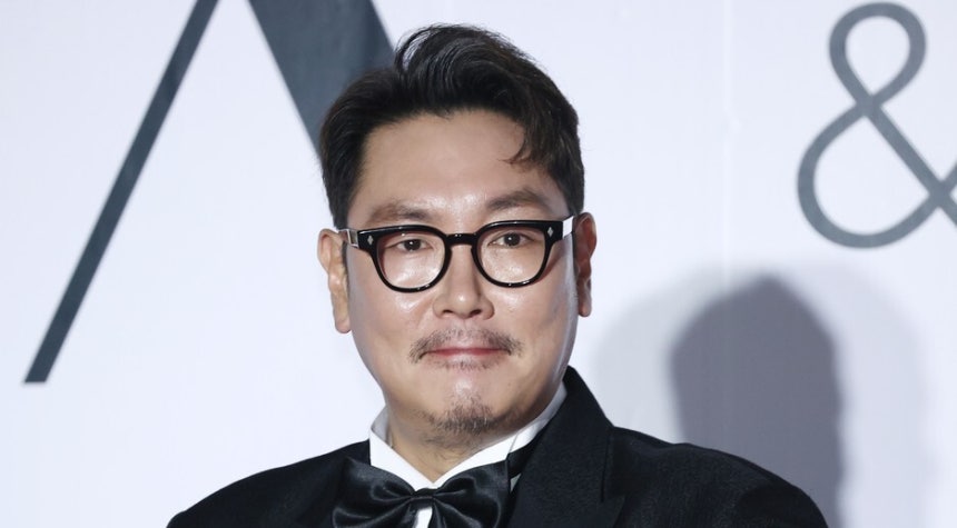 배우 조진웅이 지난해 10월6일 부산 해운대구 영화의 전당에서 열린 2024 아시아콘텐츠어워즈&글로벌 오티티(OTT) 어워즈 포토월 행사에서 포즈를 취하고 있다. 연합뉴스