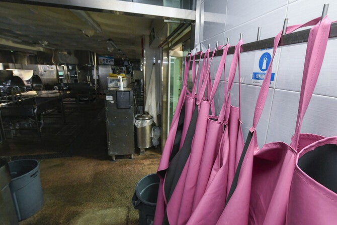 학교급식 노동자 인력난…“처우 개선 않고 민간 위탁 눈돌려”