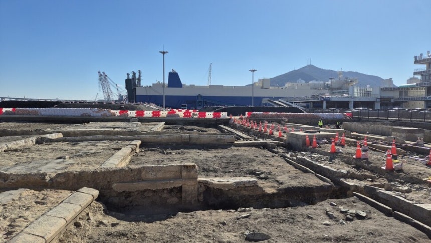 부산항 1부두 서쪽 옛 국제여객터미널 터의 발굴 조사 현장을 찍은 사진. 1910~1920년대 일제가 설치한 철도 역사의 기초 부분과 철도의 침목, 플랫폼 기단부 등이 보인다. 남쪽 부두 뒤에 대형 화물선이 정박한