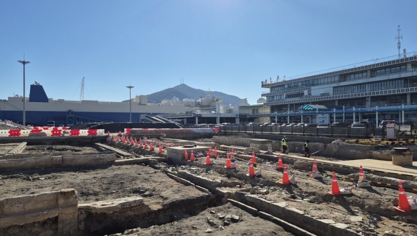 부산항 1부두 서쪽 옛 국제여객터미널 터의 발굴 조사 현장을 찍은 사진. 1910~1920년대 일제가 설치한 철도 역사의 기초 부분과 철도의 침목, 플랫폼 기단부 등이 보인다. 남쪽 부두 뒤에 대형 화물선이 정박한