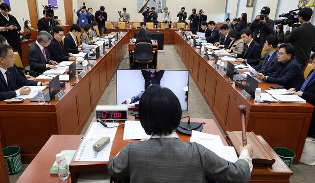 ‘쿠팡 유출’ 김범석 청문회 부른다…안 나오면 고발 검토