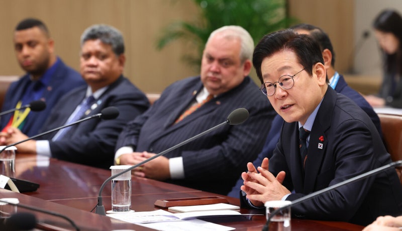 이 <b>대통령</b>, <b>태평양도서국</b> 만나 “기후위기 해결 앞장설 것”