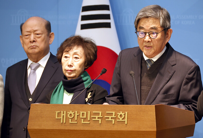 안경환(4대,오른쪽 발언하는 이),최영애(8대,가운데),송두환(9대,맨 왼쪽) 등 전직 인권위원장과 인권위원,사무총장 등이 10일 국회 소통관에서 기자회견을 열고 인권위 독립성을 훼손한 안창호 위원장의 사