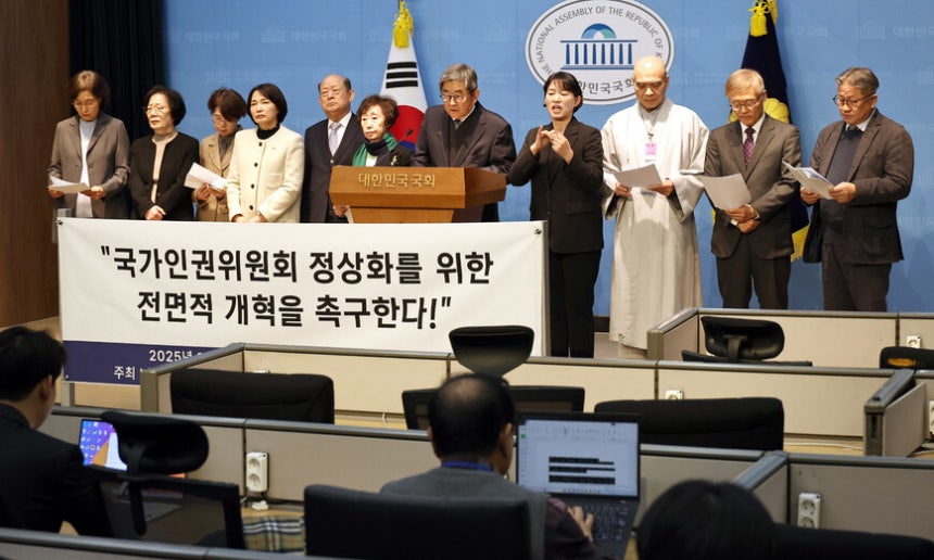 송두환·최영애·안경환 전직 인권위원장과 인권위원,사무총장 등이 10일 국회 소통관에서 기자회견을 열고 인권위 독립성을 훼손한 안창호 위원장의 사퇴와 국가 인권위 정상화를 위한 전면적 개혁을 촉구하고 있다.왼쪽부터